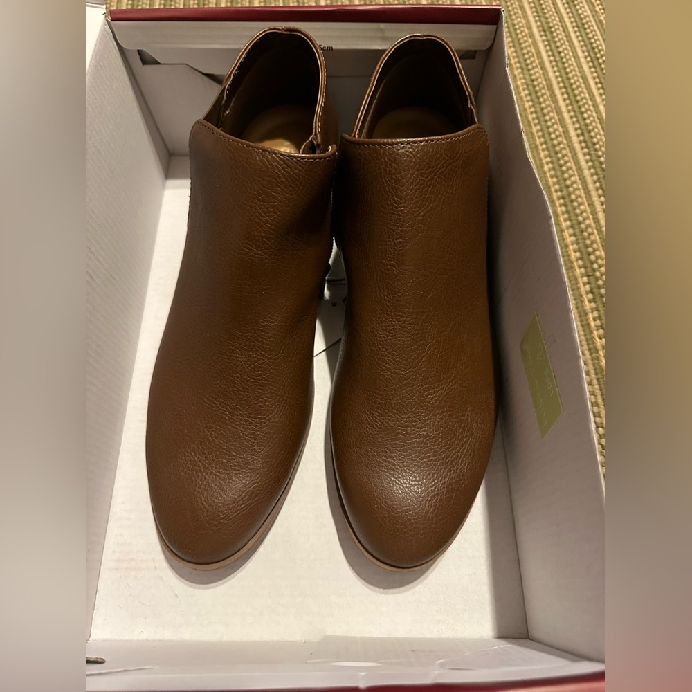 Kenzie‎ Brown Ankle Boots. Size 8.5. New with tag and box. - Picture 4 of 5
